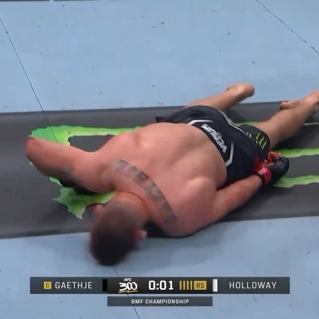 AT THE BUZZER!!!! 🤯 Max Holloway gets the KO victory with ONE second to go #UFC300
