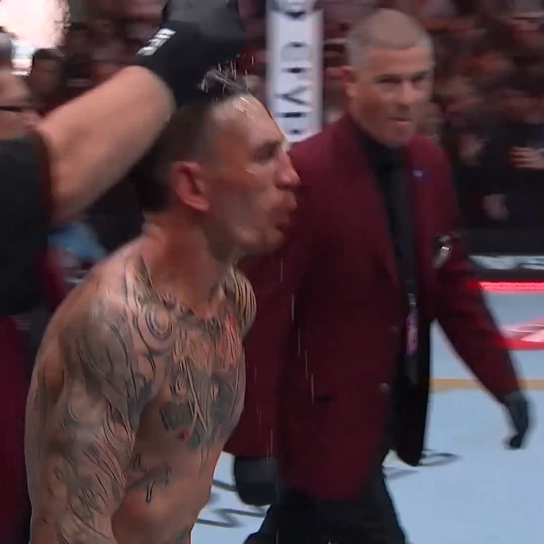 WITH ONE SECOND LEFT ON THE CLOCK! 🤯 MAX HOLLOWAY JUST KNOCKED OUT JUSTIN GAETHJE! #UFC300