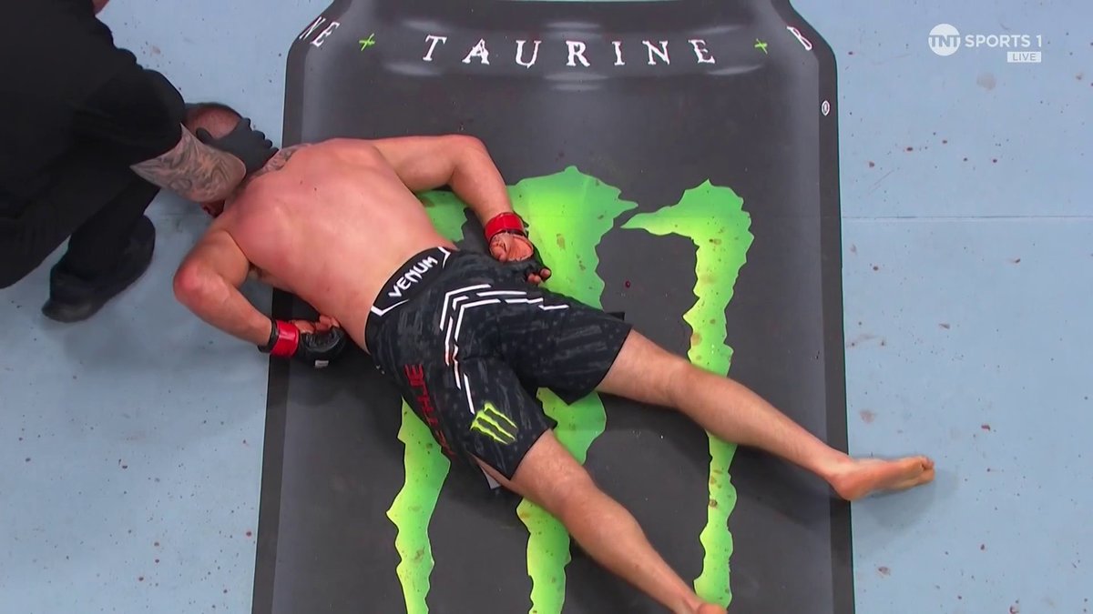 The most unbelievable moment in UFC history 😱 Max Holloway just put Justin Gaethje OUT COLD in the very last second of the final round 🤯 #UFC300 | LIVE on TNT Sports & discovery+