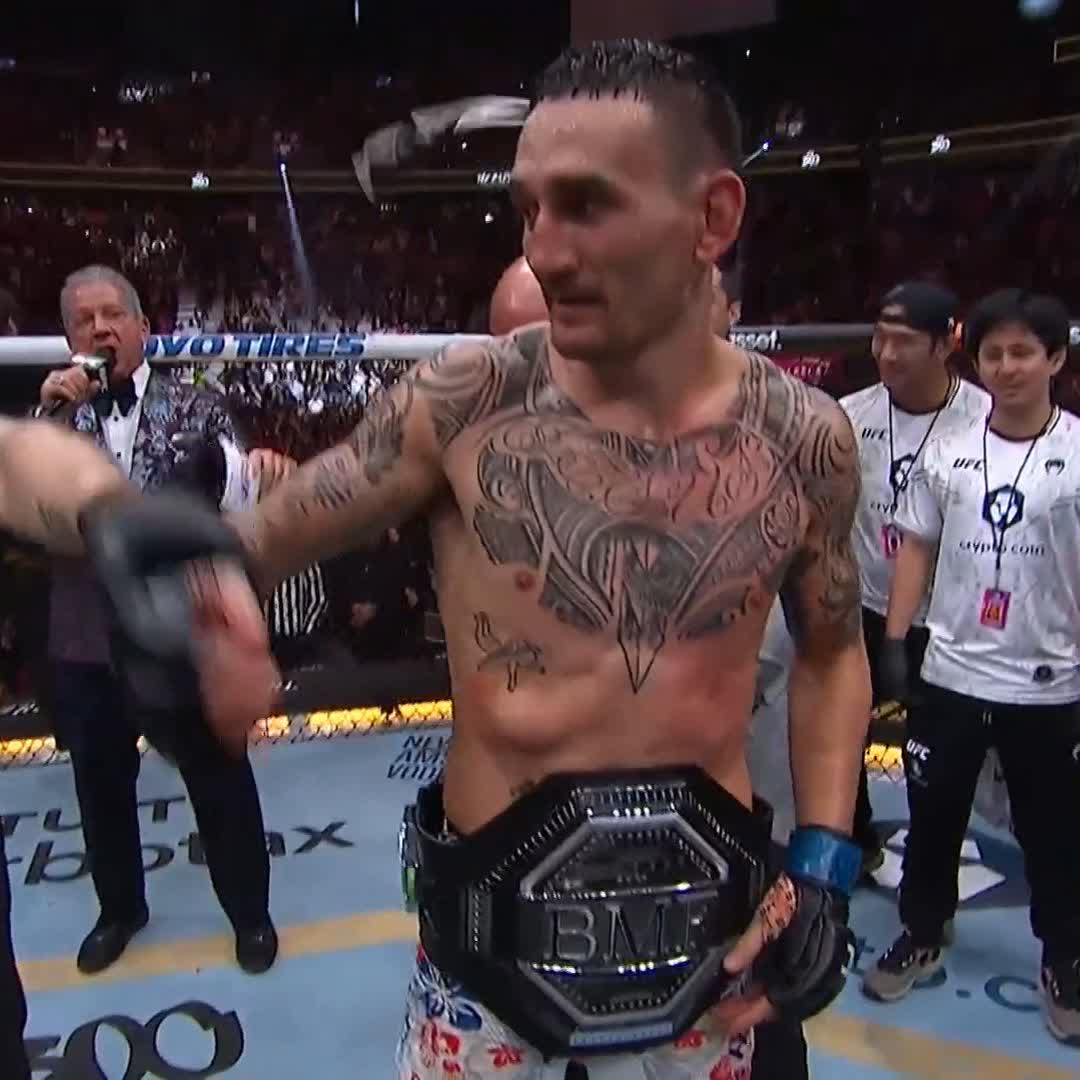 Mark Coleman remet la ceinture à Max Holloway 🏆 De belles images 👏