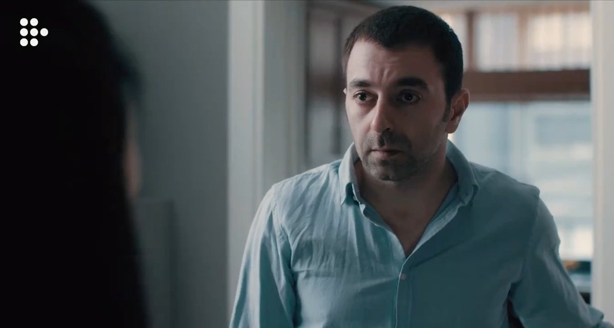 Onat Esenman imzalı bu kısa filmde, her şey normalmiş gibi davranmak için takılan maskelerin ardındaki huzursuzluk gün yüzüne çıkıyor. HER ŞEY OLMASI GEREKTİĞİ GİBİ, şimdi MUBI'de gösterimde.