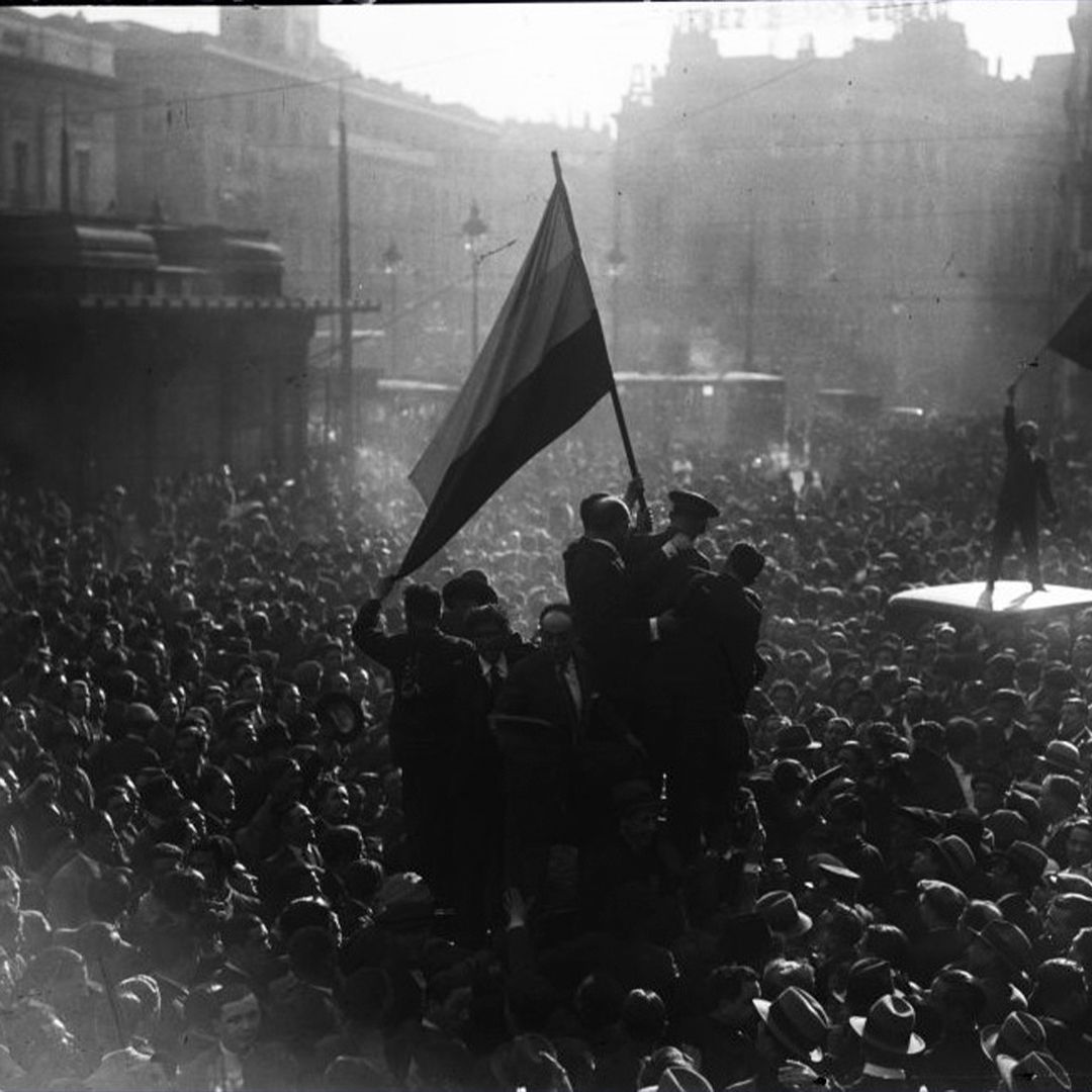 🔙 Este 14 de abril recuperamos unos documentos de gran valor de Filmoteca Española y Archivos Estatales que muestran el apoyo popular a la proclamación de la II República en España