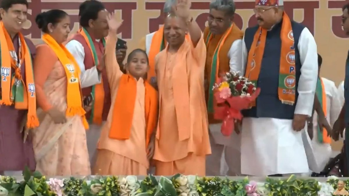भगवा वेश, भगवा संदेश, भगवामय परिवेश... अबकी बार, 400 पार!