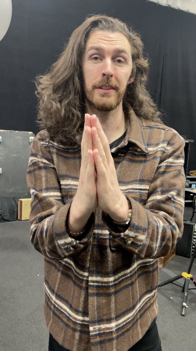 A massive thank you for taking #TooSweet to number one in the UK, it's such a sweet surprise. I’m in Nashville rehearsing for the upcoming tour and I can’t wait to see you all at a show soon 🖤