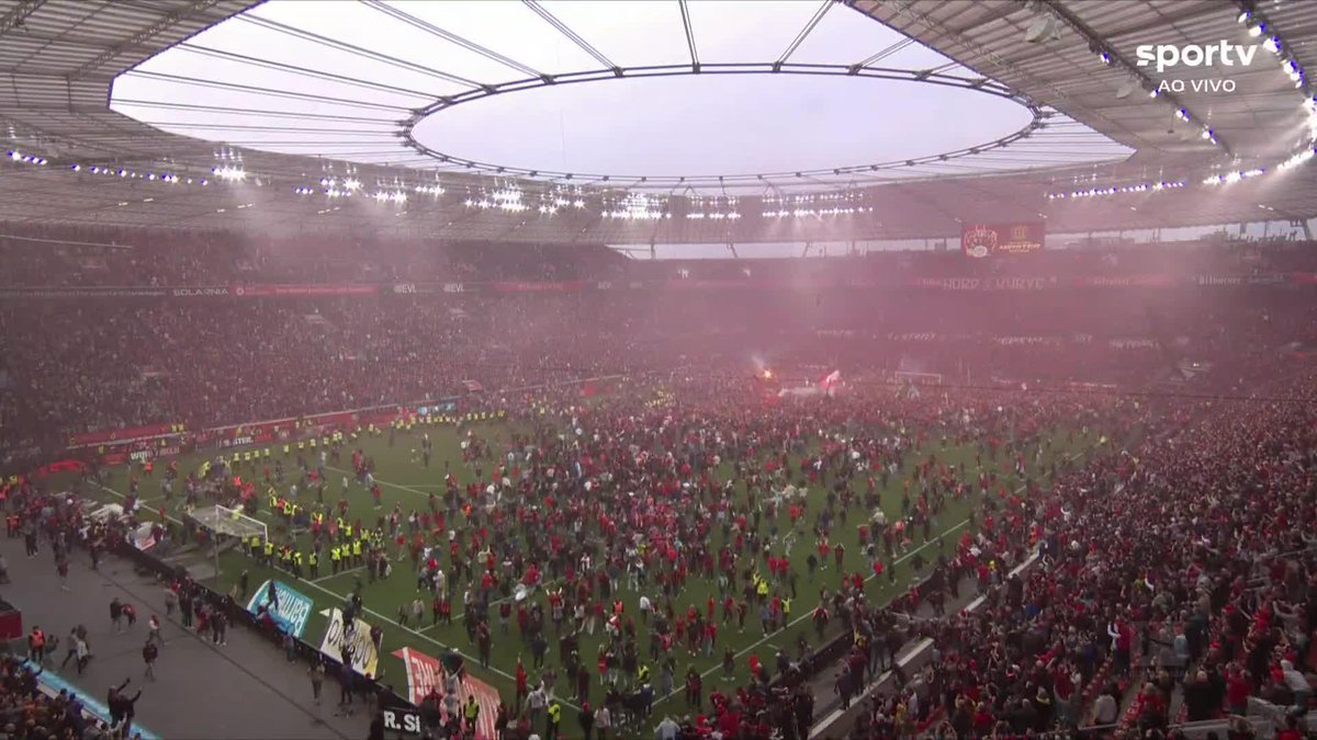 Agora tá liberado! 😅 A torcida do Bayer Leverkusen fez MUITA festa após o apito final, e Wirtz, responsável por um hat-trick na partida, foi cercado pelos torcedores! De arrepiar!