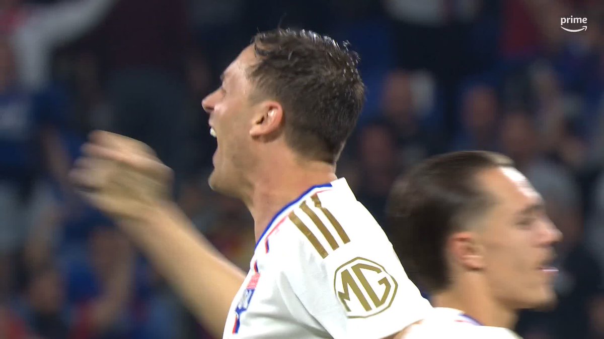 La joie des Lyonnais après le match de la saison en Ligue 1, que d'émotions ! ❤️💙🤯 🎥 Prime Video Sport France