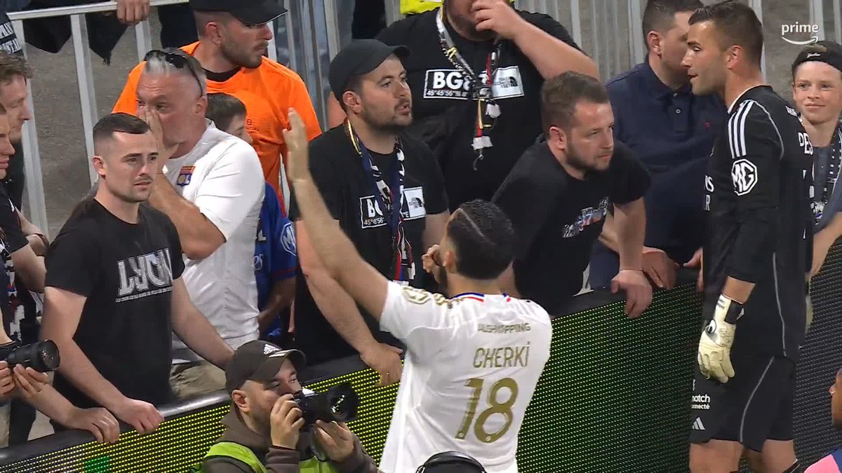 📣 Rayan Cherki prend le micro et fait danser la tribune après la victoire ! #OLSB29