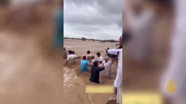 13 شخصاً لقوا مصرعهم بينهم 9 من طلاب المدارس جراء السيول في عدد من محافظات سلطنة #عمان.. مراسل #الجزيرة سمير النمري يُطلعنا على التفاصيل #الأخبار