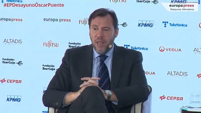 Puente dice que la liberalización ferroviaria tiene "trampa": "¿Dónde entran las competidoras? En corredores rentables: Madrid-Barcelona, Madrid-Valencia... Pero el tren a Extremadura que lo lleve Renfe. El esfuerzo para ir a Asturias, que lo haga Renfe" #EPDesayunoÓscarPuente