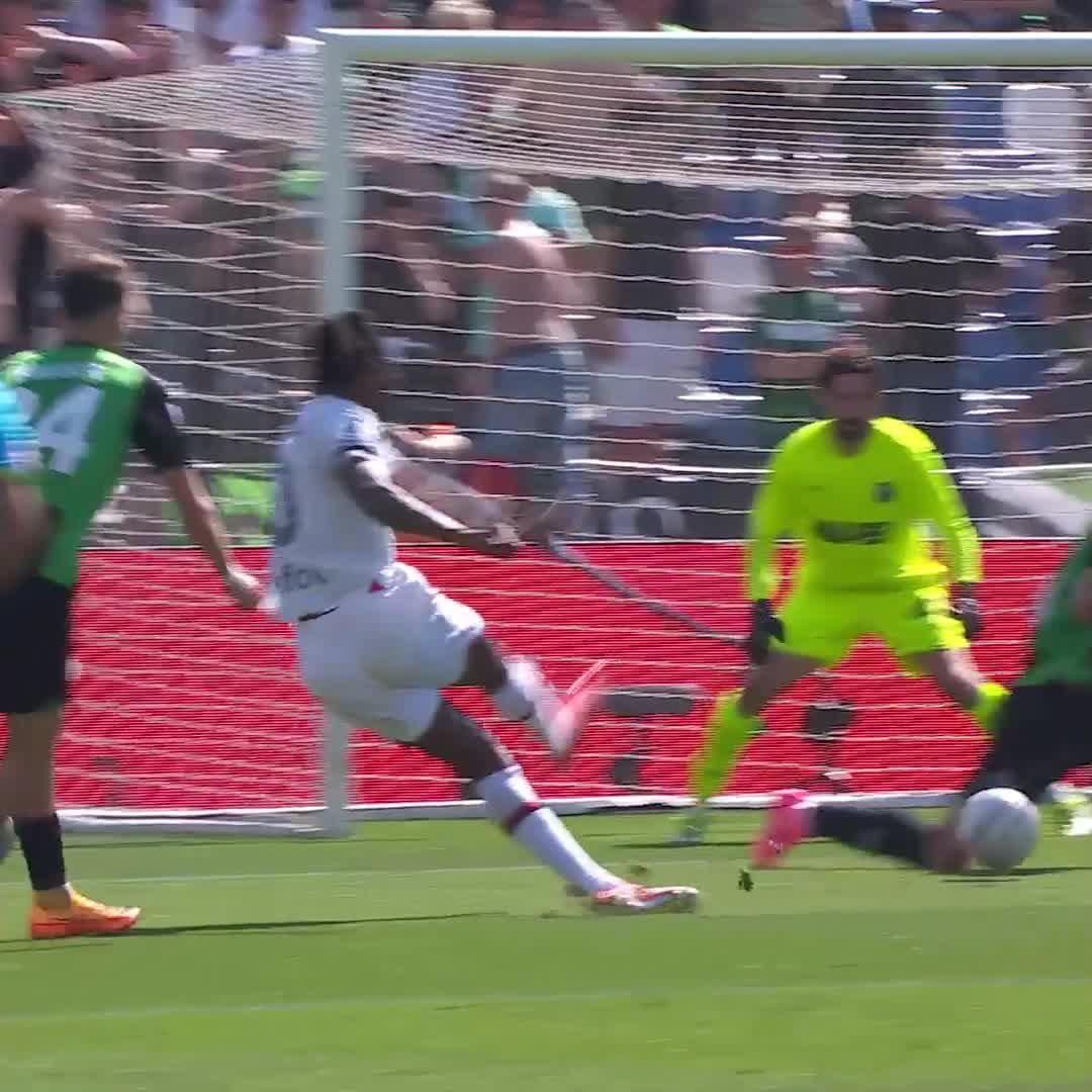 STOP THAT Rafael Leão 🤤 #SassuoloMilan