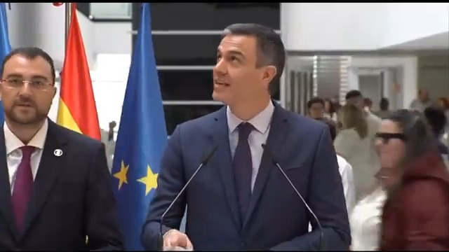 #EnDirecto | Un hombre grita a Pedro Sánchez que "por 7 votos tiene el culo roto" en un hospital de Asturias y el presidente le responde: "Bueno, déjame hablar, ya te hemos escuchado, ahora déjanos hablar al resto"