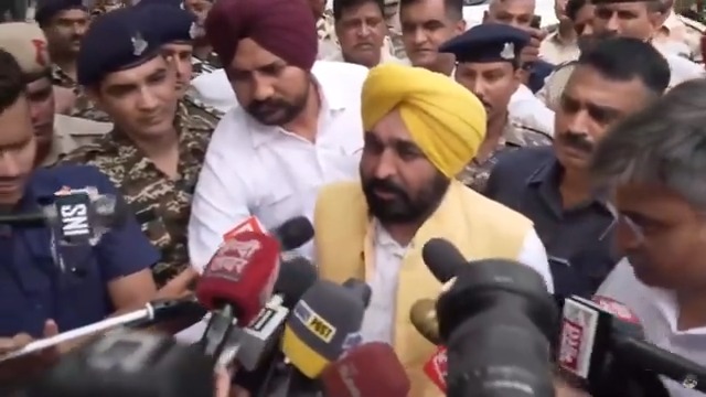 ਅੱਜ ਅਰਵਿੰਦ ਕੇਜਰੀਵਾਲ ਜੀ ਨਾਲ ਜੇਲ੍ਹ 'ਚ ਮੁਲਾਕਾਤ ਕੀਤੀ... ਦੇਖ ਕੇ ਬਹੁਤ ਦੁੱਖ ਹੋਇਆ ਕਿ ਉਹਨਾਂ ਨਾਲ ਖ਼ਤਰਨਾਕ ਅਪਰਾਧੀਆਂ ਵਰਗਾ ਸਲੂਕ ਕੀਤਾ ਜਾ ਰਿਹੈ... ਮੋਦੀ ਸਾਬ੍ਹ ਕੇਜਰੀਵਾਲ ਜੀ ਨਾਲ ਅਜਿਹਾ ਰਵੱਈਆ ਕਿਉਂ ?...