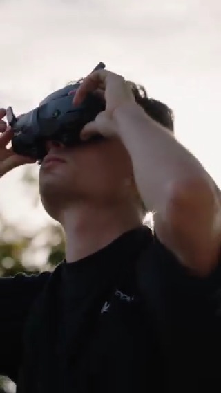 Experience the thrill of flight with DJI Avata 2 🚁 The 1/1.3" sensor produces crisp images that are just 👌, while the integrated prop guards make it perfect for hitting tight gaps—both indoors and outdoors. 🎬 IG/ kinafpv