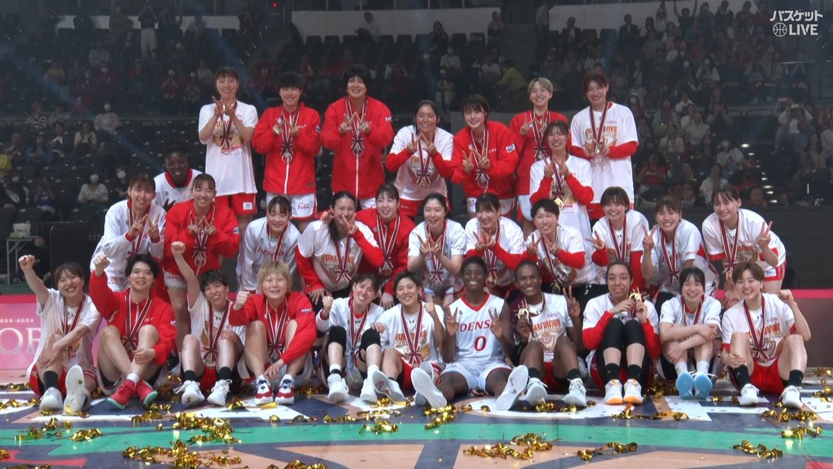 🏀 #Ｗリーグ プレーオフ ファイナル🏆 毎年恒例ノーサイド✨ 両チーム揃っての記念撮影📷 全員で「#行こうよWリーグ」 見逃し視聴は▼ W LEAGUE（Wリーグ） 富士通レッドウェーブ デンソーアイリス/DENSO