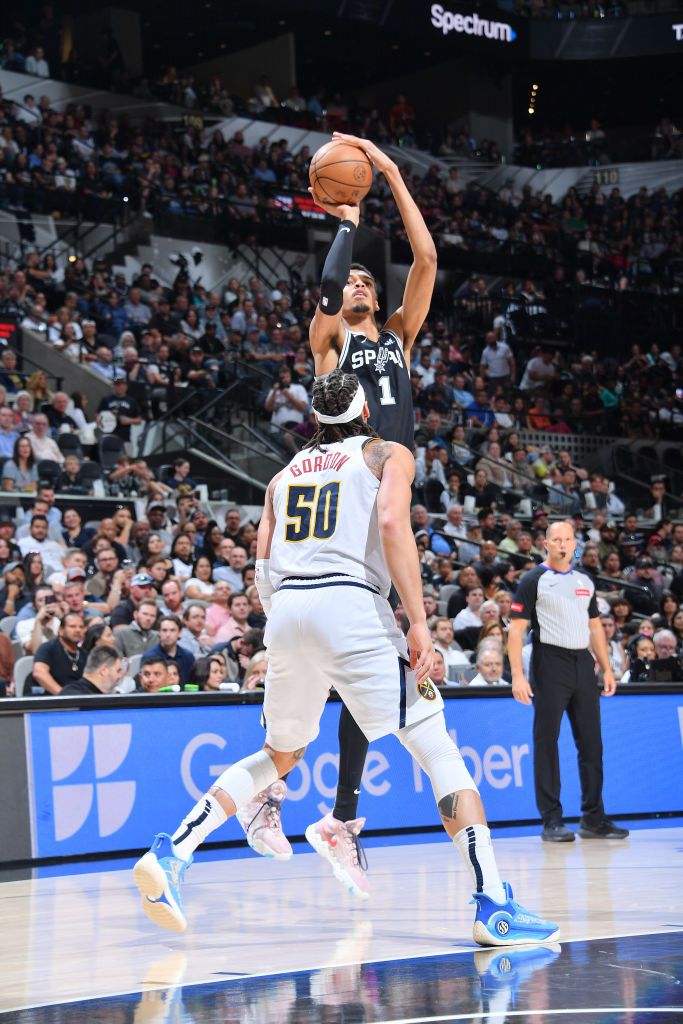 Cette saison, @Wemby a le plus haut pourcentage en Step-Back à 3-POINTS 🔥 (minimum de 50 shots) ▸ 𝟒𝟔.𝟐% ▸ 1ère saison NBA ▸ 2m24 ▸ 20 ans 🤯 via statmamba
