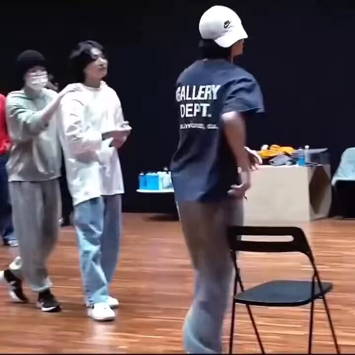 꽁꽁얼어붙은한강위로티롱이가걸어다닙니다