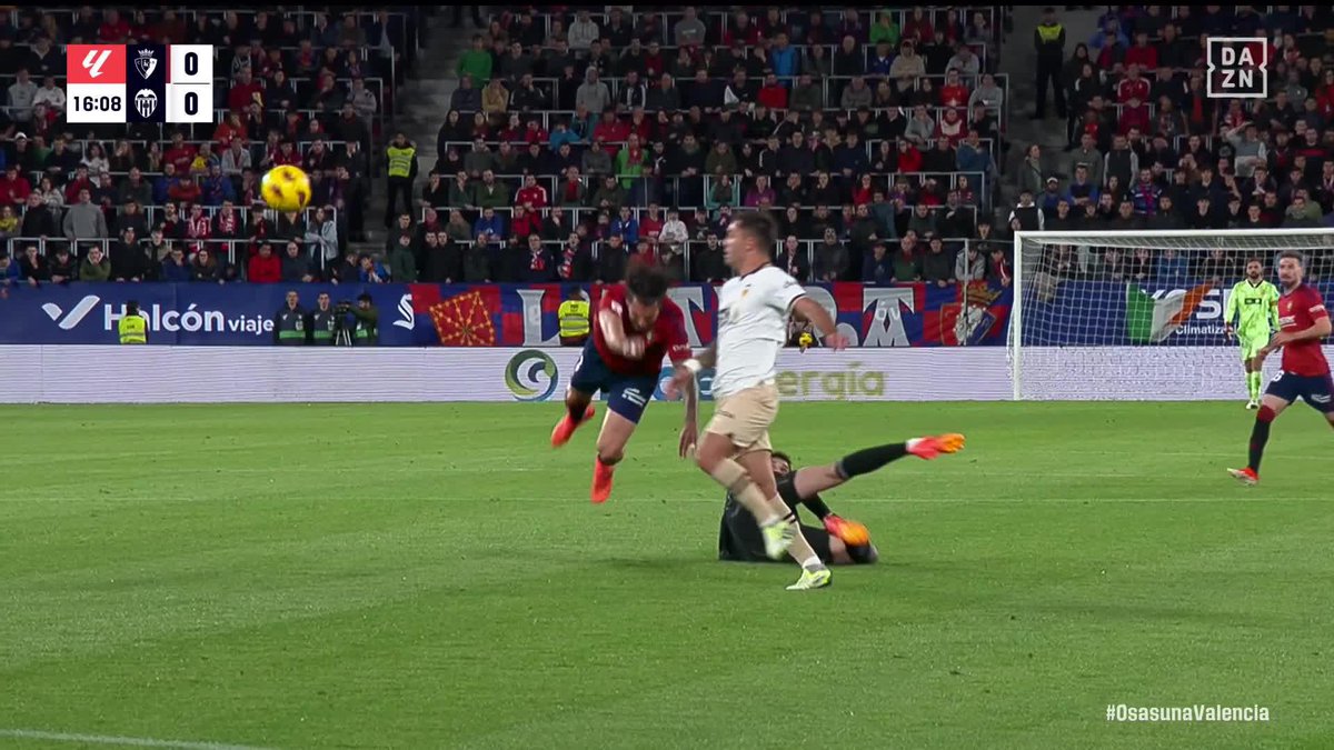 Una jugada SURREALISTA 😯 Sergio Herrera salió de su portería y cuando Hugo Duro podía rematar sin portero, Herrando despejó el balón #LALIGAenDAZN ⚽️