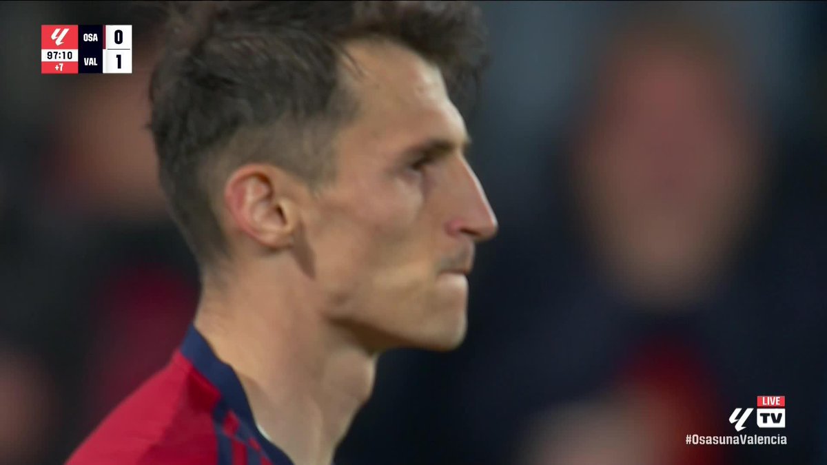 "It's the worst penalty you'll see, certainly this season and maybe ever!" What was Ante Budimir thinking?! 🫢