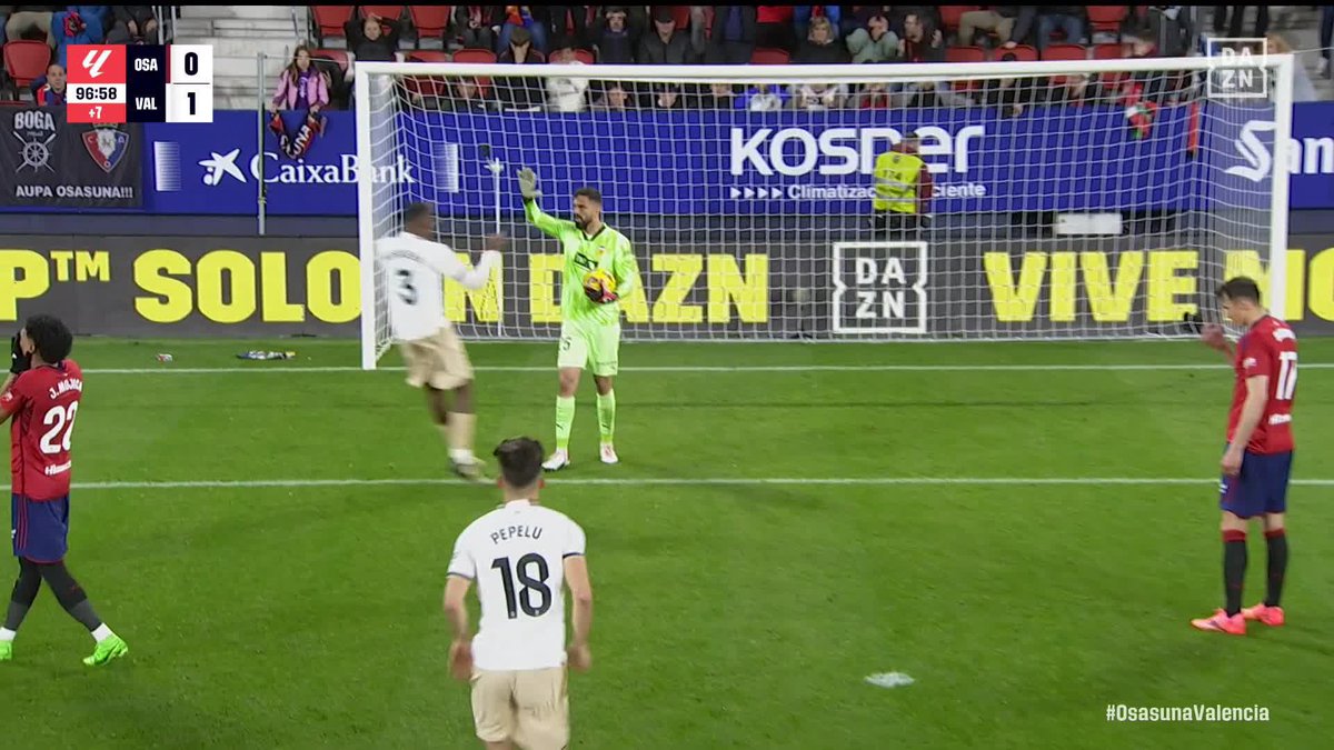 Ante Budimir falla de manera extraña el penalti que le daba el empate a Osasuna en el minuto 97 😳 ¡No se lo podía creer! #LALIGAenDAZN ⚽️