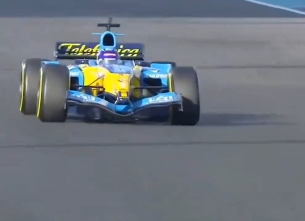 Fernando Alonso blasts around Yas Marina (2020) in his championship winning Renault R25.