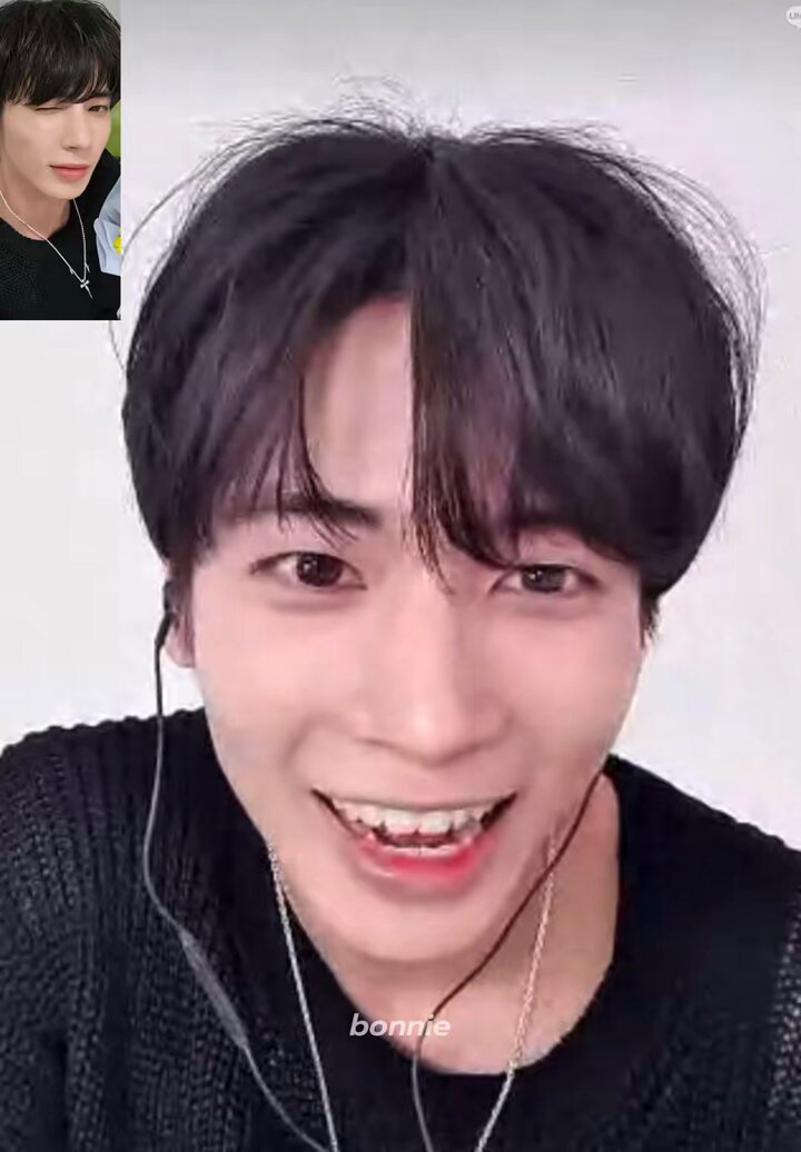 💛 who’s my favorite cat? 🐿️ cat? me? ฅ^•ﻌ•^ฅ 💛 no but you’re a person 🐿️ (embarrassed)