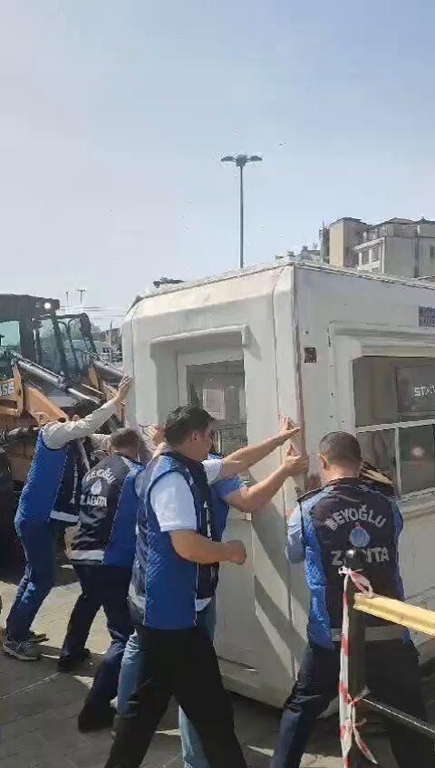 Karaköy Sahili'ne kurulan özel işletmeye ait yer ekiplerimizce kaldırıldı. Hedefimiz, Beyoğlu'muzun her köşesini güzelleştirmek, vatandaşlarımızın denize ve sahile erişimini artırmak ve tüm İstanbullular ile dünyanın her yerinden gelen misafirlerimize daha yaşanabilir bir kent deneyimi sunmak.