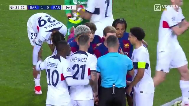 𝐑𝐎𝐎𝐃 voor Araujo! 🫣 De Barcelona-verdediger stopt de doorgebroken Barcola en mag gaan douchen 🚿 Terecht of niet? 🧐 #ZiggoSport #UCL #BARPSG