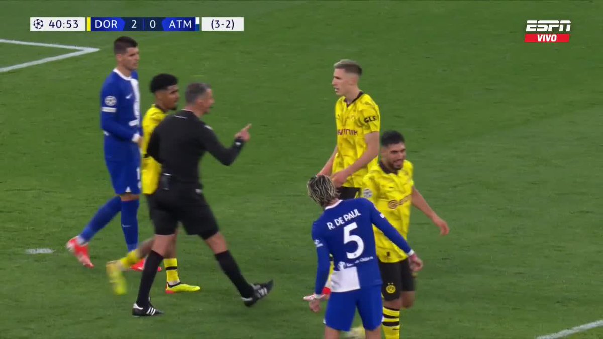 Rodrigo De Paul mirándole el NOMBRE EN LA CAMISETA a Emre Can. 💥🇦🇷