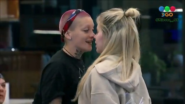 Cruce entre Furia y Coty hasta que se levantan y se encaran. Coty la quiso provocar y se quedó con las ganas, la devoró. #GranHermano #GranHermanoAr #GranFuria