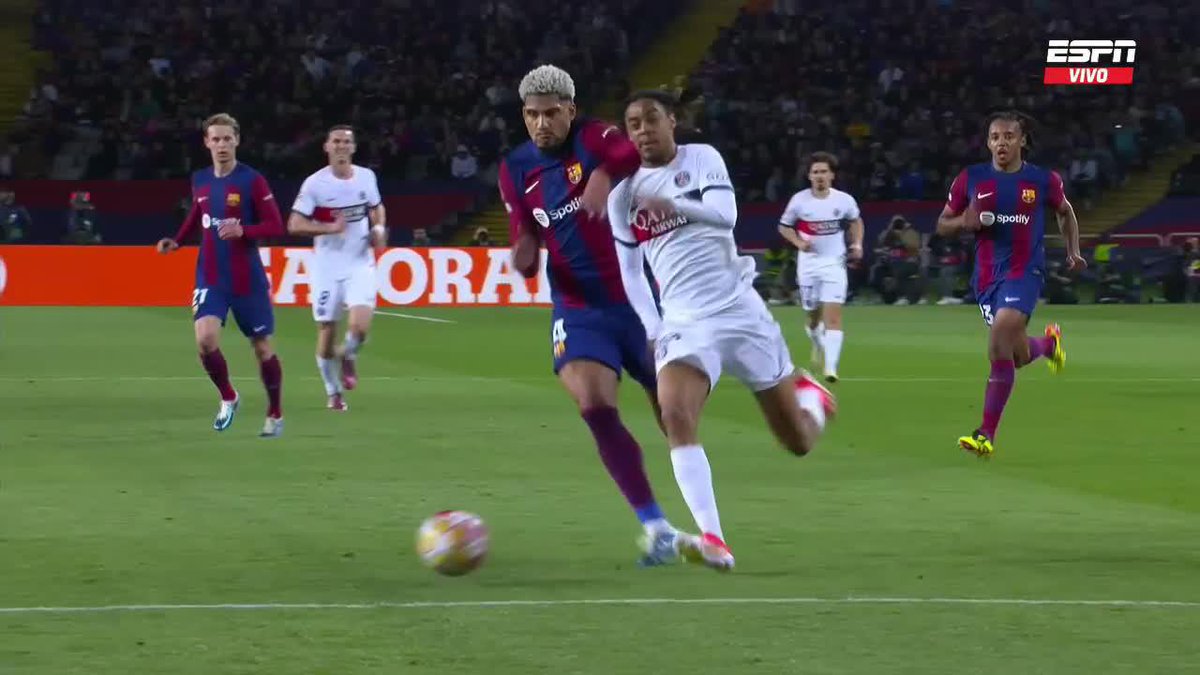 "Estamos contrariados. La jugada de Araújo marca la eliminatoria por completo. Estábamos bien 11 contra 11. Para mí es demasiado la roja". 🗣️ Xavi.