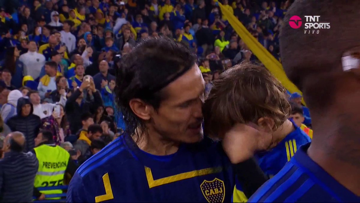 Cavani y su hijo, un tierno momento cantando canciones de Boca en La Bombonera 🫶 #LPFxTNTSports