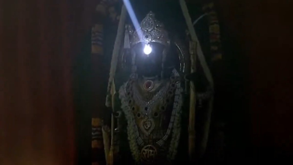 रामलला का 'सूर्य तिलक' सूर्य कुलभूषण श्री रामलला के ललाट पर सूर्य देव ने रामनवमी के पावन अवसर पर तिलक लगाया। इस अलौकिक पल का साक्षी बनना सौभाग्य की बात है। जय श्रीराम🙏