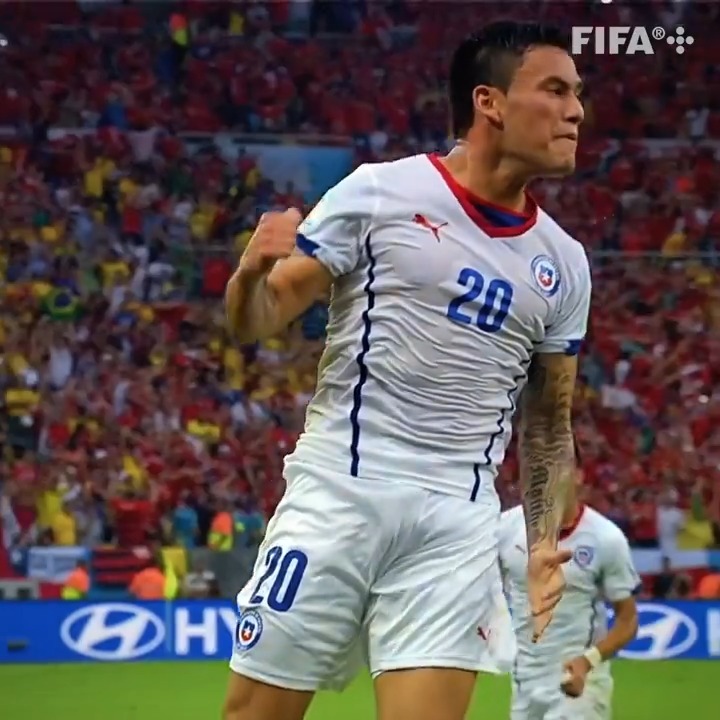 ¿Asistencia, gol y eliminar al último campeón de la #CopaMundialFIFA? Solo un Príncipe puede hacerlo. 👑🇨🇱 Selección Chilena | Charles Aranguiz