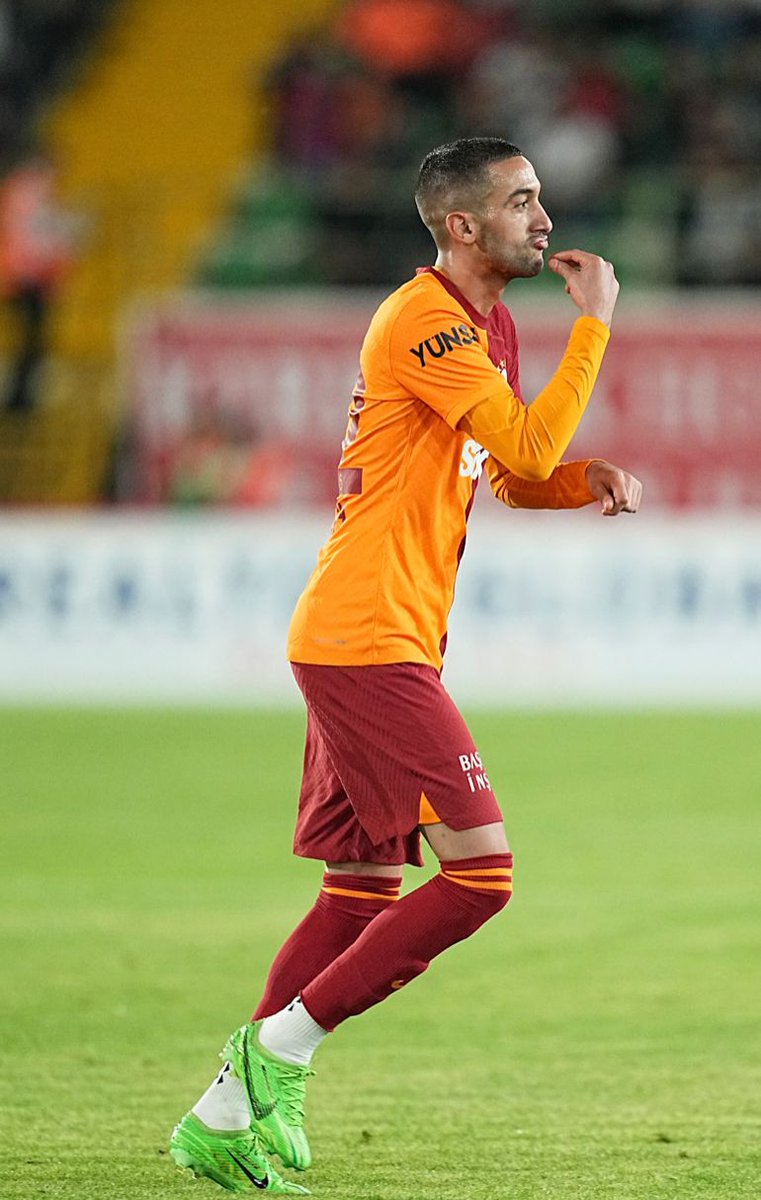 🎩 Ceza sahası dışının 𝐇𝐚𝐤𝐢𝐦’inden imza şut ve müthiş gol… 🚀