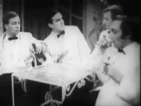 A lo mejor ya has visto este sketch de cuatro nobles caballeros de Yorkshire contando su penosa infancia, antes de hacerse asquerosamente ricos. No, no son Monty Python, aunque haya dos de ellos. ¿Reconoces a alguien más? En el #MakeEmLaugh al fin llegamos al show de 1948! 🧵⤵️