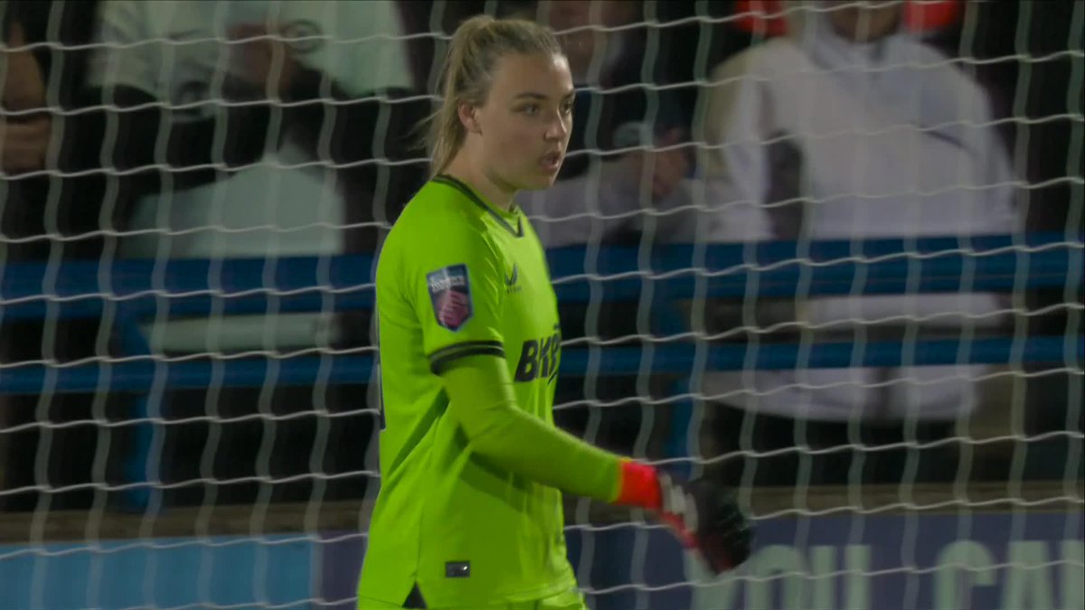 What a save from Poor! Denying Kirby at close range 🛑 #BarclaysWSL Aston Villa Women