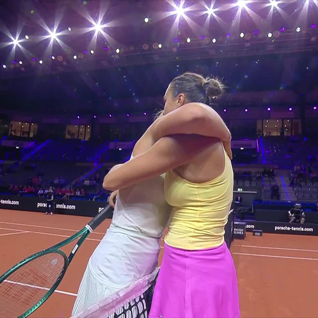 Que triste final en el partido entre Sabalenka y Badosa 💔 La española se tuvo que retirar por lesión, se abrazaron en la red y rompió en llanto.
