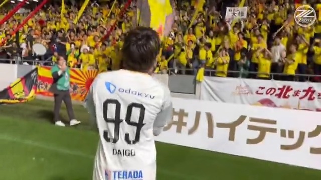 試合後、北九州のサポーターの元にむかった #髙橋大悟 選手👏 本当に多くの方が在籍時のタオルマフラーやユニフォームを掲げて、温かく出迎えてくれました💛 さらに「ハッピーバースデー」のお祝いまで🥹🎶 髙橋 大悟 ギラヴァンツ北九州 オフィシャル #ルヴァンカップ #0417北九州 #FC町田ゼルビア #zelvia