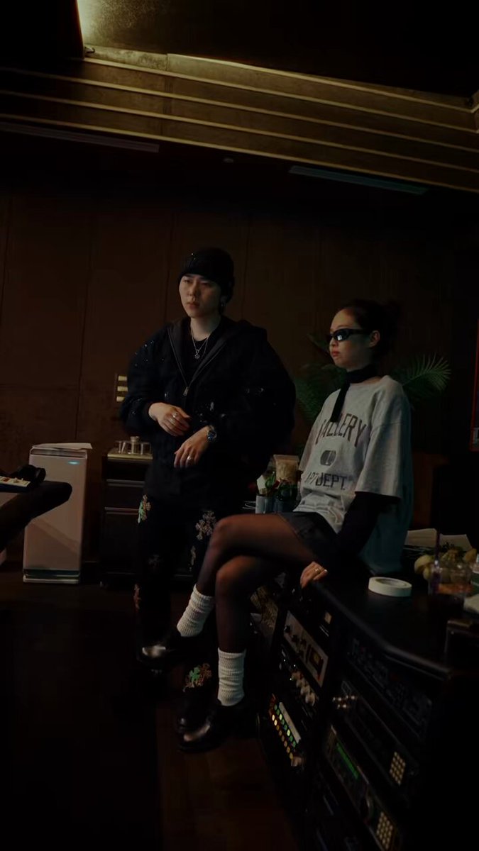 ZICO shares snippet of his upcoming song with JENNIE.