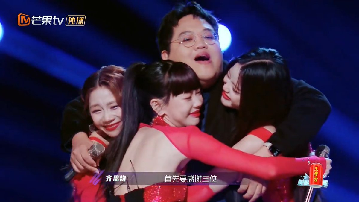 พี่โดมกับลูกสาวของเค้า ตอนเดินมากอดกันพิกซี่น้ำตาซึมกันหมดเลย ดีใจที่น้องได้รับโอกาสได้ไปโชว์ต่างประเทศ รายการโปรดักชั่นยิ่งใหญ่ขนาดนี้ เก่งกันมาก ขอให้หลังจากนี้มีคนมองเห็นอีกเยอะๆเลยน้า #PiXXiE #ShowItAll