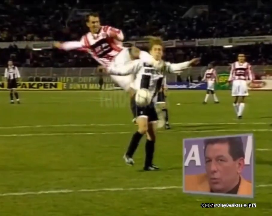 NOSTALJİ| Belki de Türk futbol tarihinin verilmeyen en net penaltısı!. *1998/99 sezonu ligin 19. haftası Beşiktaş ve Fenerbahçe 41 puanla zirveyi paylaşıyor. Galatasaray ise 1 puan geride 3. sırada. Maçın hakemi ise Bülent Uzun. Beşiktaş ligi 1 puan geride 2. sırada tamamlıyor.