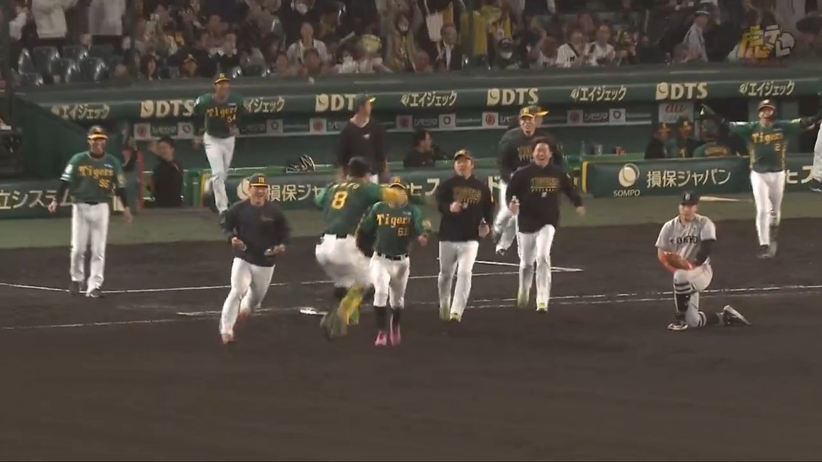 延長10回裏、無死満塁のチャンスで佐藤輝選手がライトへサヨナラタイムリーヒット！今季初のサヨナラ勝利で勝率5割に到達！ #hanshin #虎テレ #阪神タイガース #ARE_GOES_ON