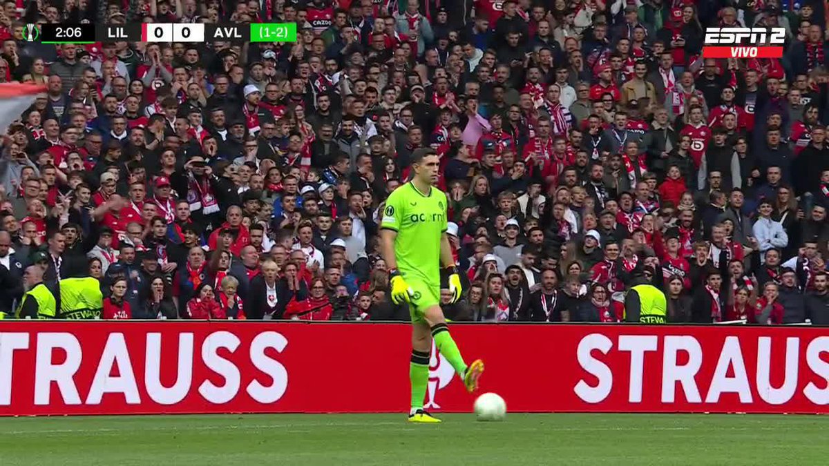 😳🇦🇷 Los silbidos de TODO el estadio del Lille cuando Dibu Martínez toca la pelota…