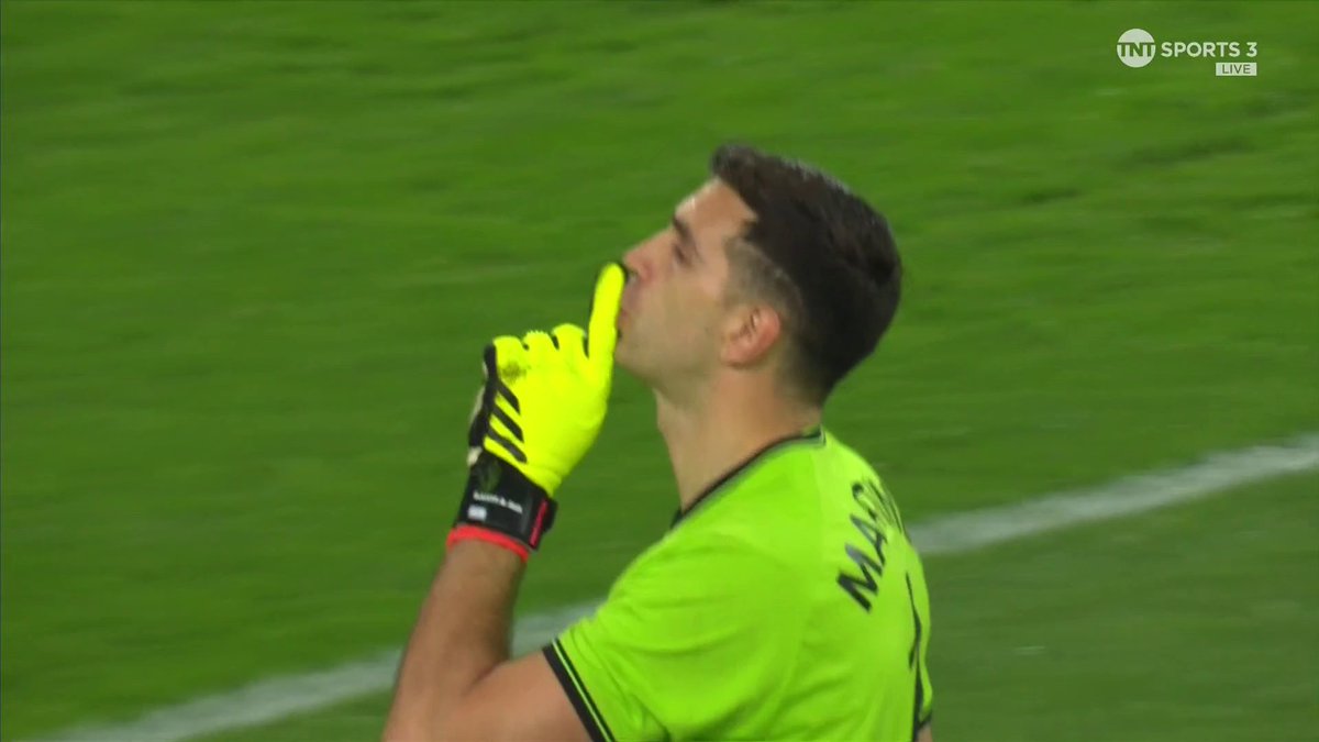 Emi Martinez silences the Lille fans by saving the first penalty ๐งค Then looks to get a second yellow from the referee?! ๐คฏ But doesn't get sent off ๐ฌ #UECL ๐บ TNT Sports & discovery+ UK