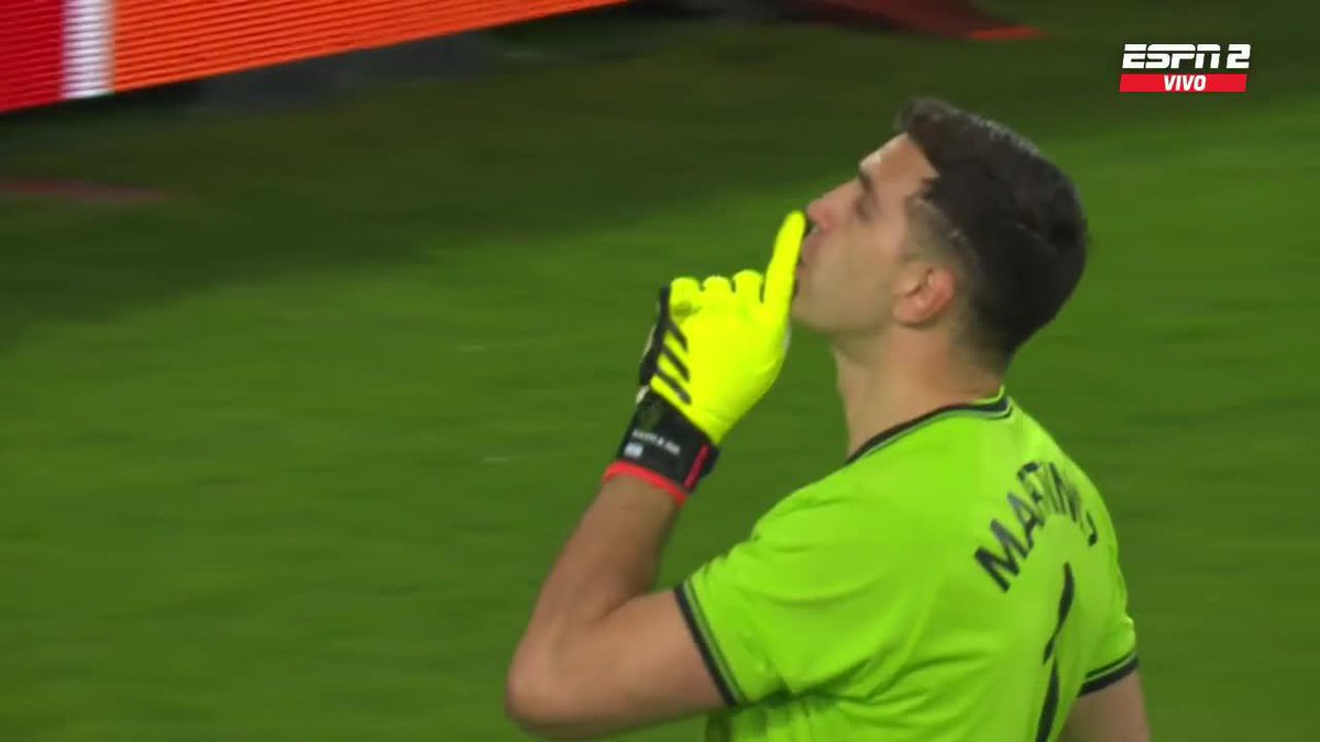 "Dibu": Porque Emiliano Martínez atajó dos penales para la clasificación de Aston Villa a semifinales de la #ConferenceLeague