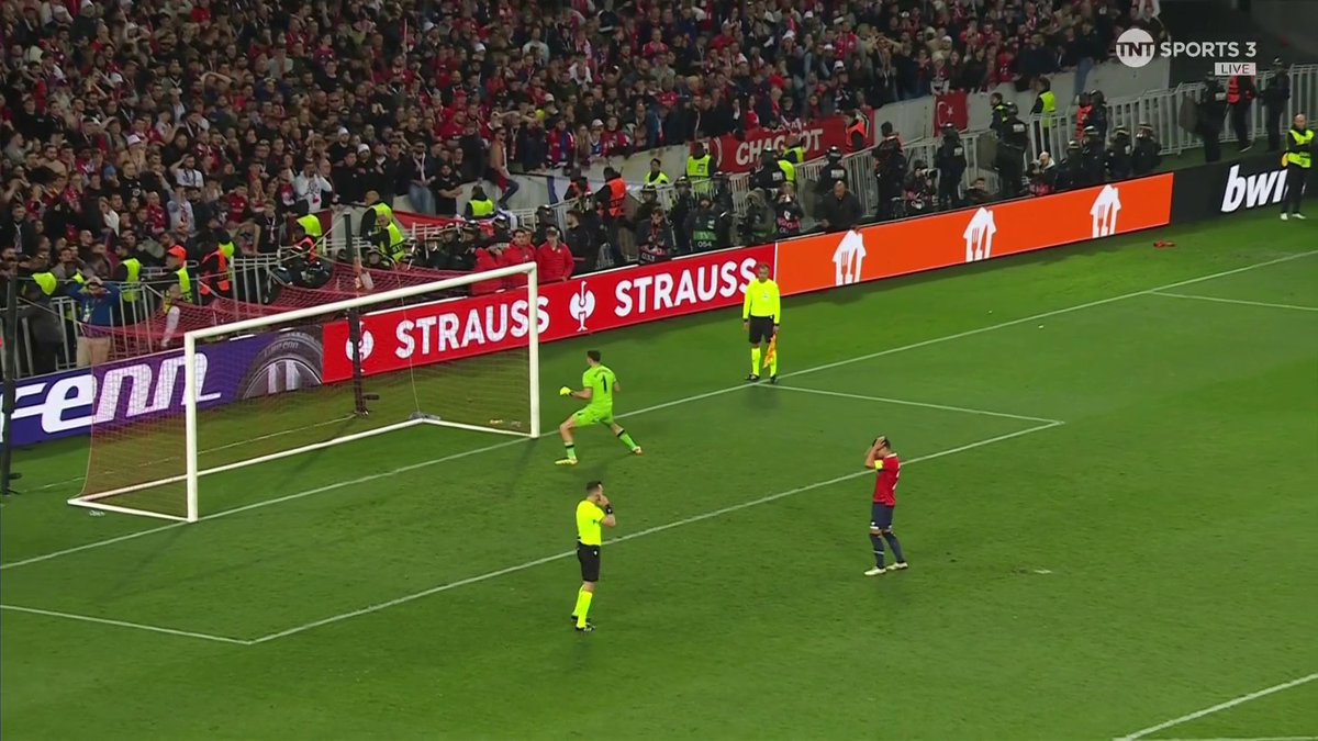 Emi Martinez saves and wins Aston Villa the penalty shootout to progress to the semi-finals! 🧤 And he celebrates right in front of the Lille fans 😳 #UECL