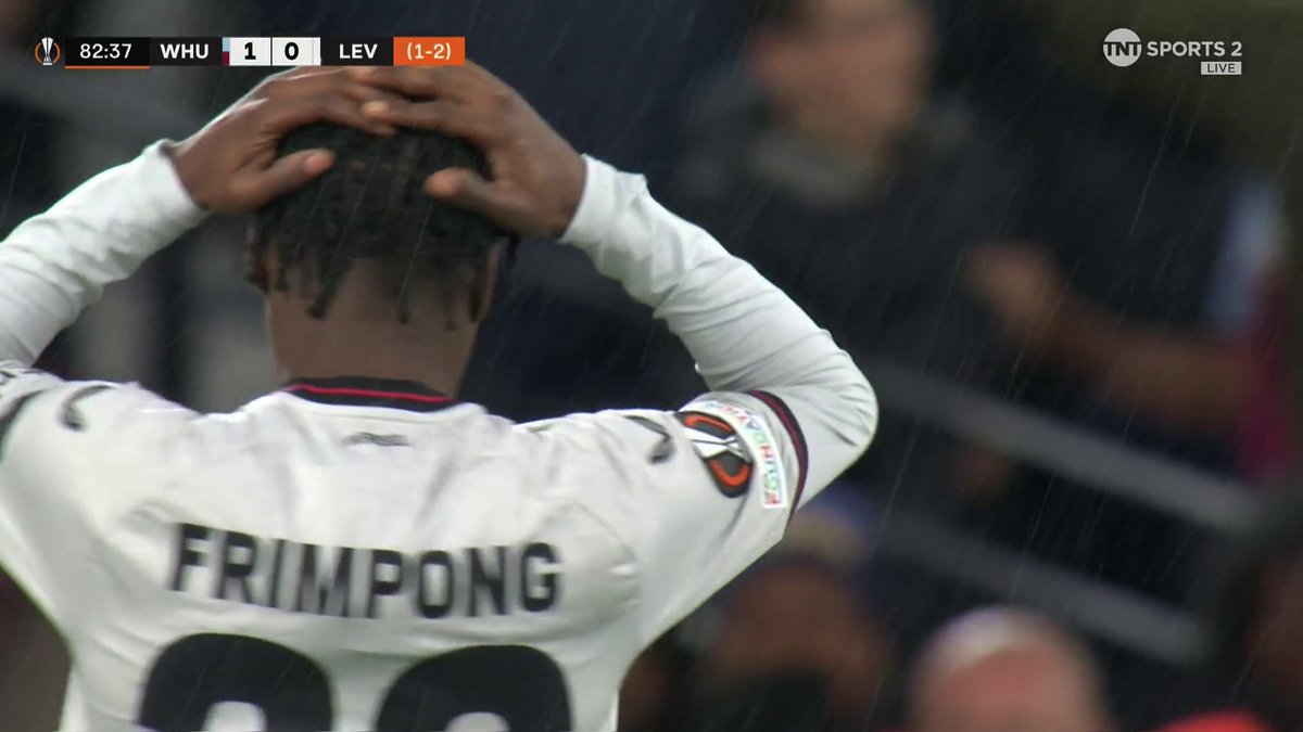 Jeremie Frimpong finds himself in a 1v1 with the goalkeeper but blasts the ball over 🫣 Bayer Leverkusen's 43-game unbeaten run is seriously on the line! #UEL 📺 TNT Sports & discovery+ UK
