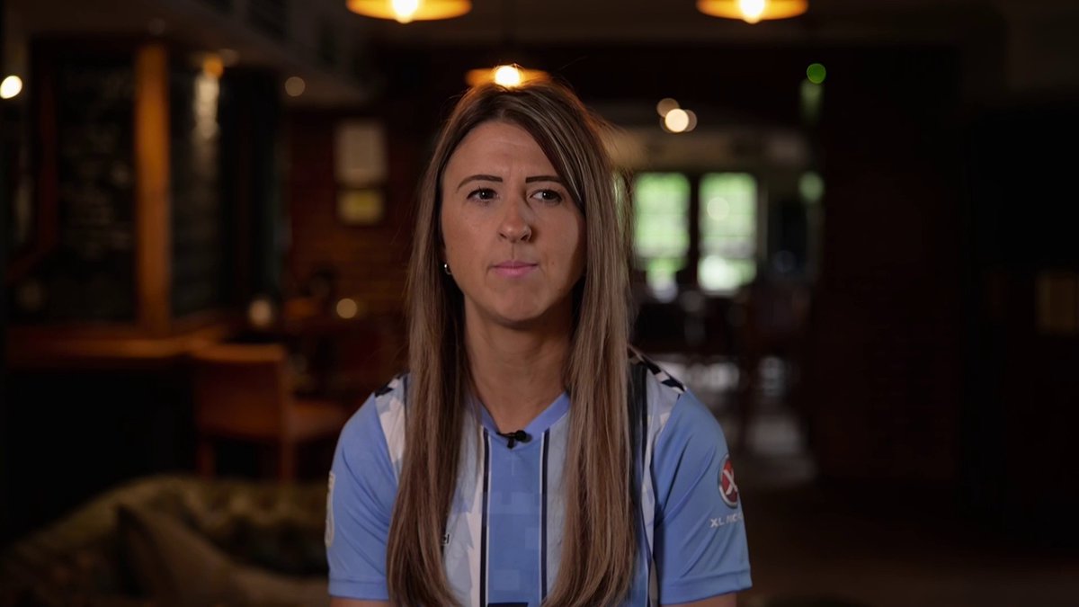 "That is dedication!" 😮 Coventry fan Jo Chamberlain is running the London Marathon before seeing her side take on Manchester United in the FA Cup semi-final at Wembley ✨