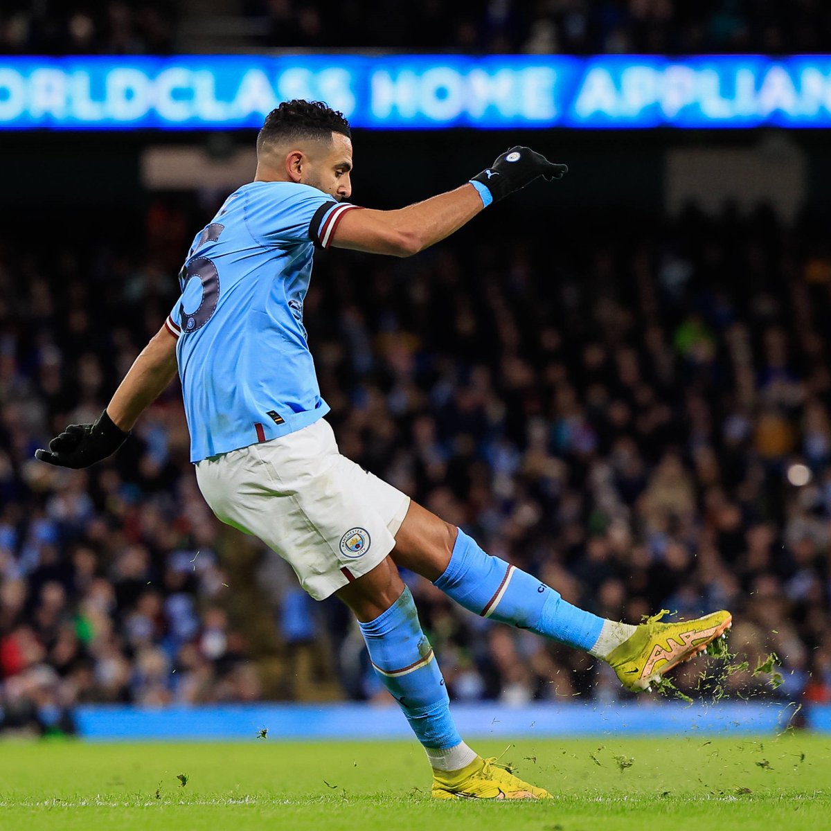 La précision de Riyad Mahrez sur coup-franc face à Chelsea 🎯🇩🇿
