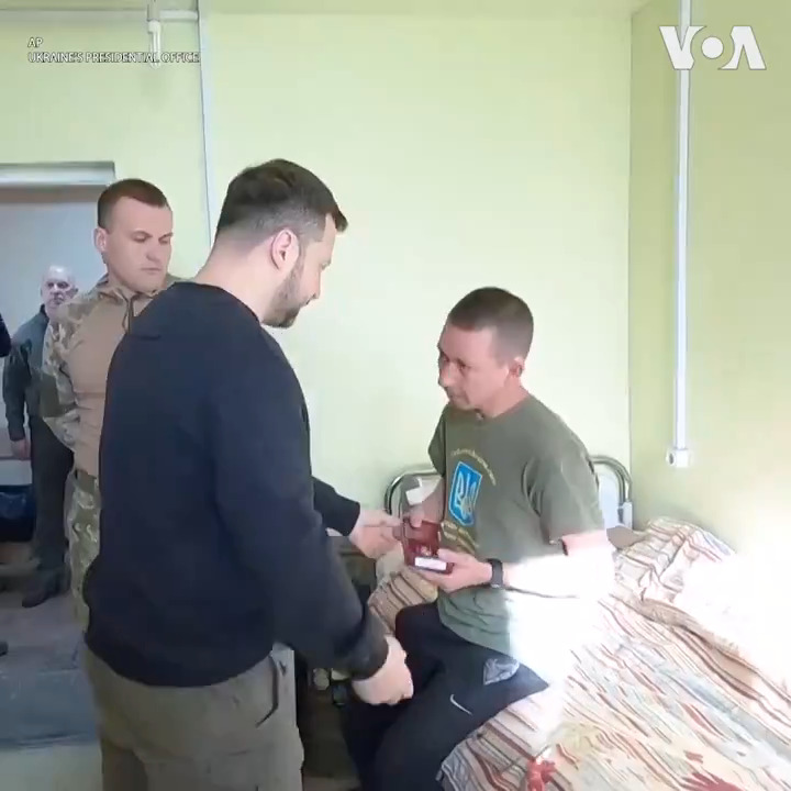 乌克兰总统泽连斯基19日在顿涅茨克地区看望受伤军人，向他们颁发奖章。泽连斯基还视察了附近的防御工事。
